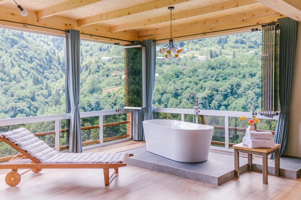 Slide Hotel Chateau Iveri